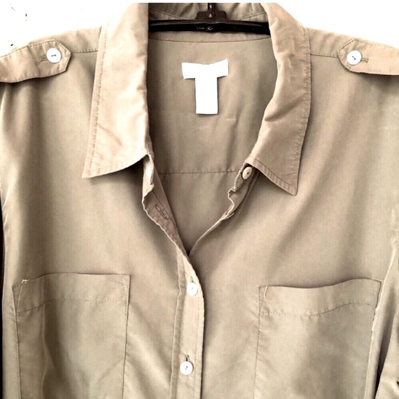Chico’s khaki/olive long-sleeve blouse with patch pockets on front & epaulettes - Picture 6 of 15